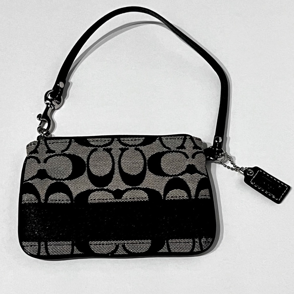 🌼 Coach Logo Wristlet 🌼